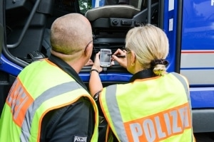 Informationen der Fahrerkarten speichern: Ein Lesegerät ermöglicht den Zugriff auf die Daten.