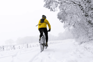 Beim Fahrradfahren im Schnee sollten Sie auch mit Glatteis rechnen.