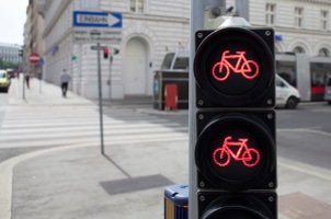 Mit dem Fahrrad eine rote Ampel überfahren: Die Strafe dafür kann kostspielig werden.