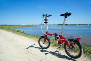 Die Fahrradklingel an Rädern muss helltönend sein, um die Aufmerksamkeit schnell auf das herannahende Rad zu lenken.