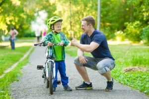 Schon vor der Fahrradprüfung üben: Kinder sollten bereits sicher mit dem Rad umgehen können.