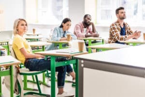 Besuch der Fahrschule für den Theorieunterricht: Was sollte ich mitnehmen?