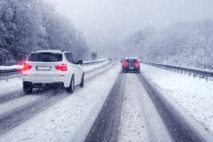 Durch eine besonnene Fahrweise kann jeder zur Verbesserung der Fahrsicherheit im Winter beitragen.