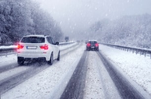 Fahrsicherheitstraining bei Eis ist eine Herausforderung.