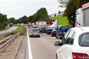 Beim Reißverschlussverfahren muss ein Fahrstreifenwechsel erfolgen.