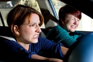 Ein Fahrtraining mit dem Auto kann den Blick für Gefahren schulen.