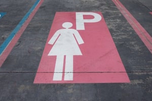 Frauenparkplätze zeichnen sich unter anderem durch ihre Lage nah an Ausgängen und eine bessere Beleuchtung aus.