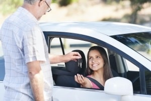 Fahranfänger haben den Führerschein auf Probe. Bei einer Fahrerflucht kann dieser schnell weg sein.