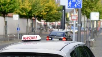 Wer den Führerschein fürs Auto bekommen möchte, muss zur Fahrschule.