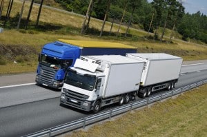 Mit der Führerscheinklasse CE können Lkw mit schweren Anhängern fahren