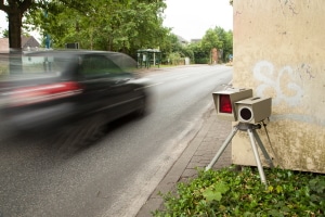 Geblitzt mit dem Handy am Steuer? Die Punkte für zwei gleichzeitig begangene Verstöße werden nicht addiert.