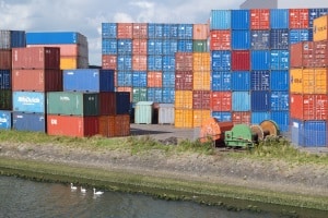 Eine Gefahrgutkennzeichnung am Container muss per Tafel oder Aufkleber erfolgen.