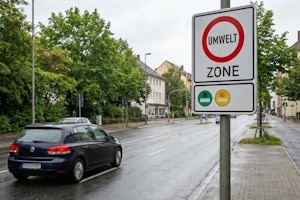 Ob Sie keine, eine grüne oder gelbe Plakette für die Umweltzone benötigen, hängt von den lokalen Regelungen ab.