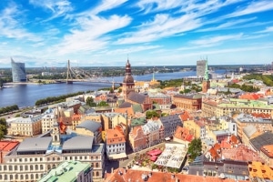 Welche Geschwindigkeit in Lettland innerorts grundsätzlich erlaubt ist, definieren die Verkehrsregeln.