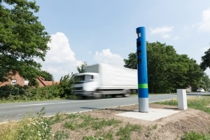 Je nach Gewicht, ist die zulässige Geschwindigkeit für Lkw auf der Landstraße auf 60 bzw. 80 km/h beschränkt.