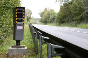 Die Geschwindigkeitsbegrenzung auf der Landstraße variiert je Kfz.