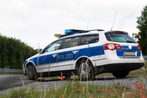 Die Geschwindigkeitskontrolle kann von der Polizei durchgeführt werden.