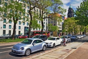 Wo Sie in Griechenland mit dem Auto parken dürfen, können Sie am Straßenrand ablesen.