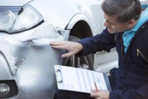 Das Gutachten für das Auto verursacht keine Kosten für Sie, wenn Sie nicht am Unfall schuld sind.