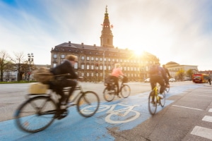 Erlaubt der Gesetzgeber das Halten auf dem Radweg? Ob ein Bußgeld droht, verrät dieser Ratgeber.