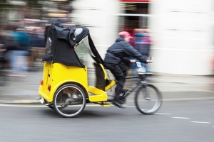 Wer ein Handy auf dem Fahrrad benutzt, dem droht ein Bußgeld.