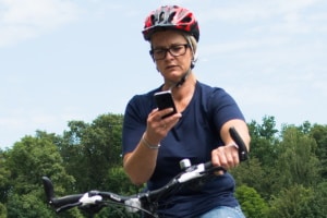 Handy in der Hand: Am Steuer ist dies laut StVO sowohl im Kfz als auch auf dem Fahrrad nicht gestattet.