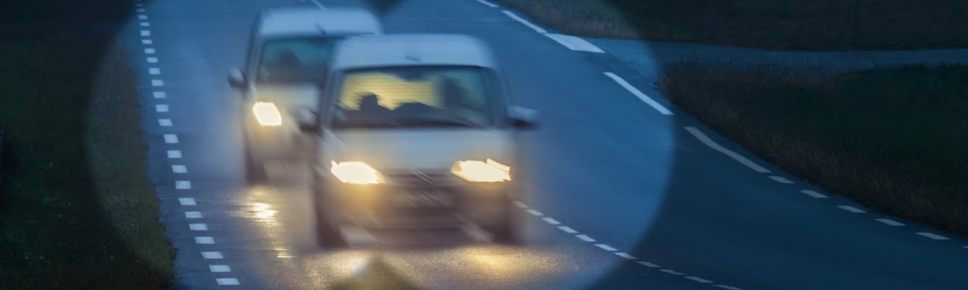 Abstandsunterschreitung: Ein zu geringer Bremsweg kann zu einem Auffahrunfall führen.