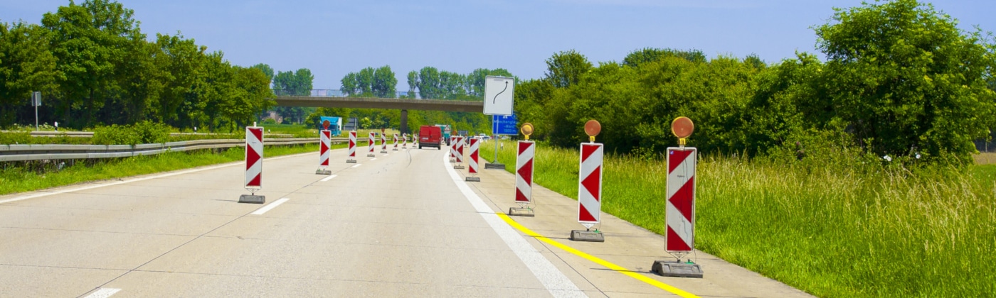 In einer Baustelle können auch ganze Spuren gesperrt sein.