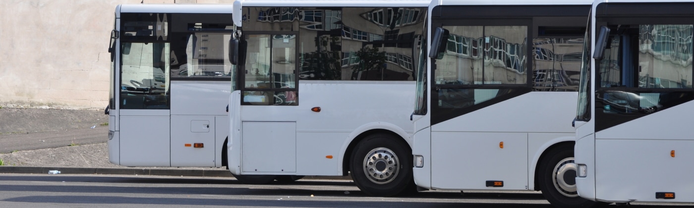 Header Bus mit Anhänger