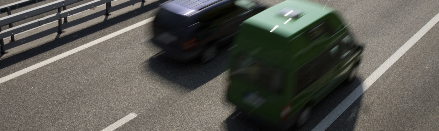 Schnell geschehen: Eine Gefährdung tritt beim Überholen auf, weil der Fahrer unvorsichtig ist.