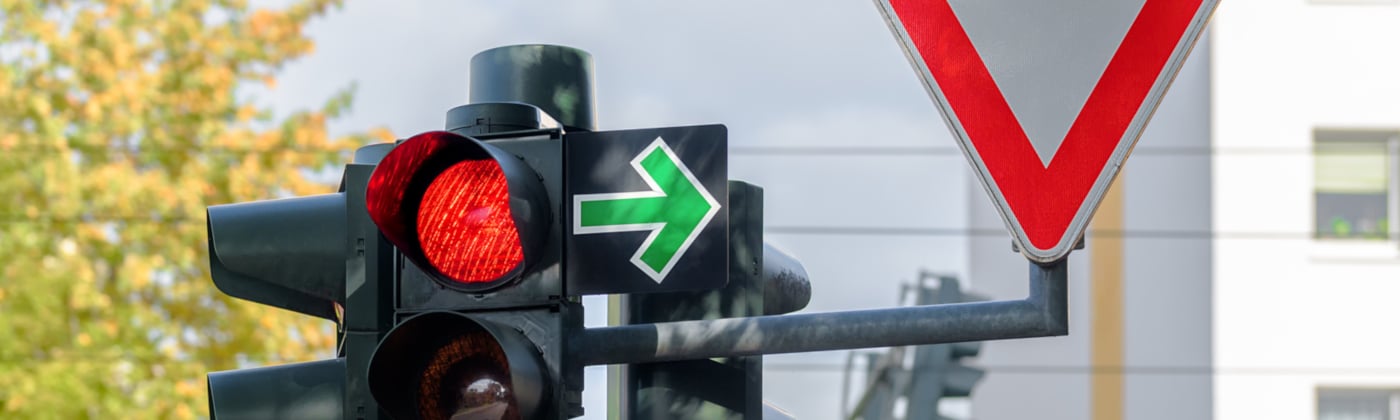 Was heißt es, wenn eine rote Ampel mit einem Grünpfeil ausgestattet ist?