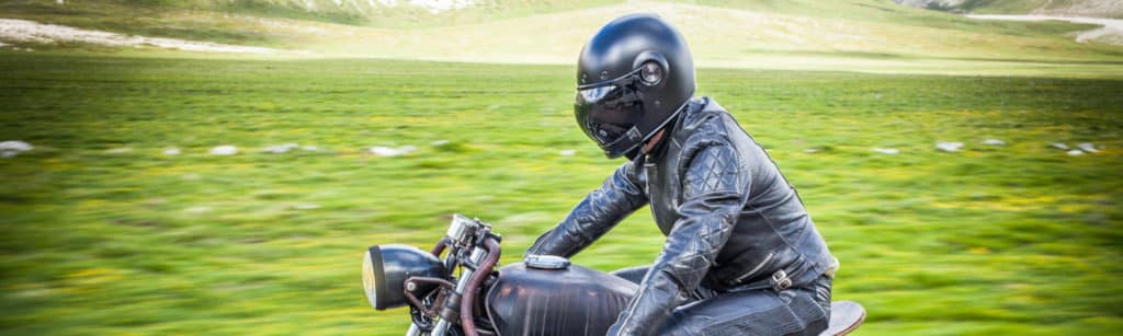 Die Helmpflicht beim Motorrad soll im Falle eines Unfalls schwere Verletzungen verhindern.
