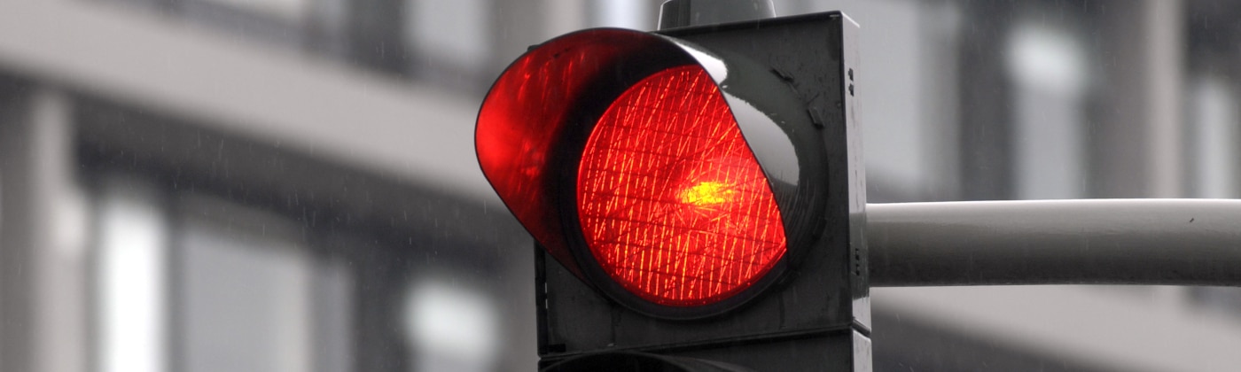 Was kann passieren, wenn eine rote Ampel übersehen wurde?