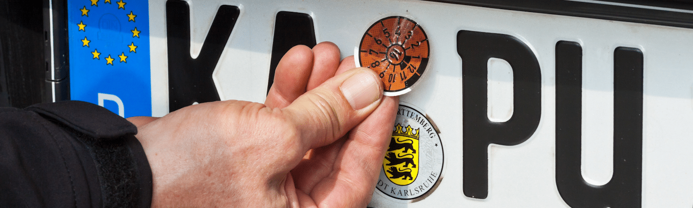 Wir erklären Ihnen, wie Sie die TÜV-Plakette richtig lesen.