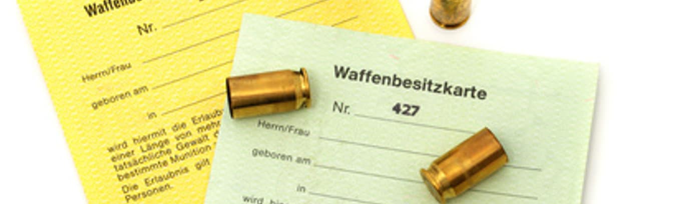 Die Waffenbesitzkarte wird auch WBK oder Waffenbesitzschein genannt.