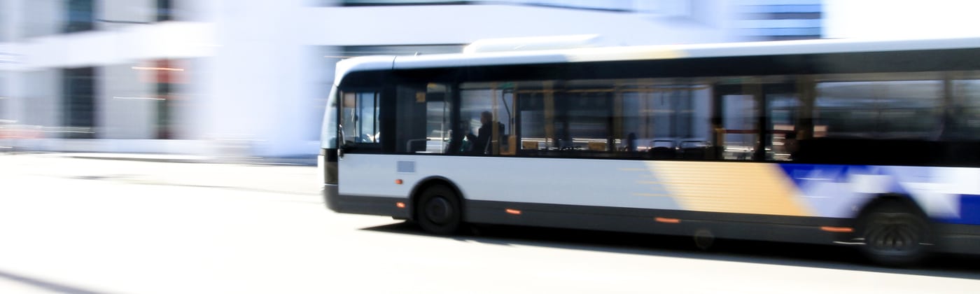 Die Angaben zu Steh- und Sitzplätzen sowie dem zulässigen Gesamtgewicht finden sich auf Höhe des Fahrers.