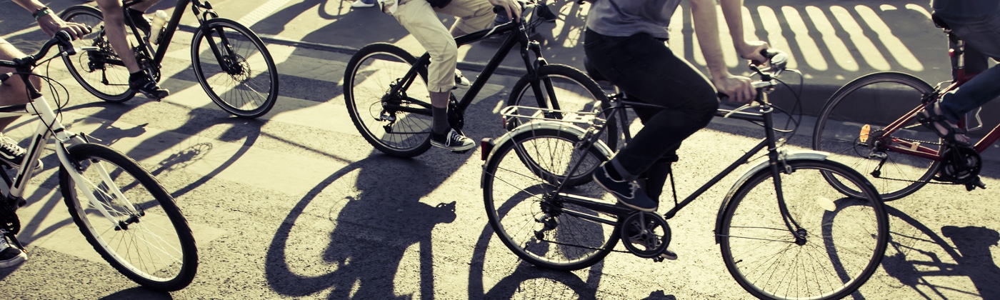 Die Fahrradklingel an Rädern muss helltönend sein, um die Aufmerksamkeit schnell auf das herannahende Rad zu lenken.