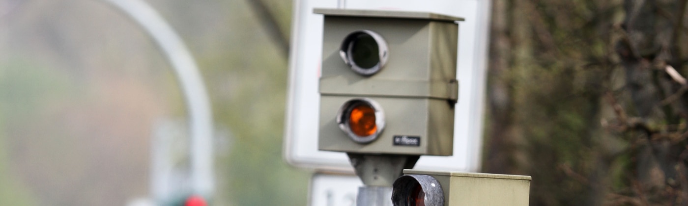 Die Polizei darf Blitzer nicht überall aufstellen. Es gibt Vorschriften, die eingehalten werden müssen.