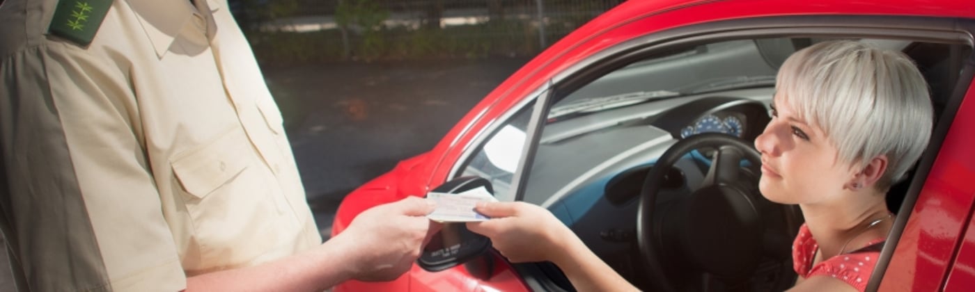 Fahranfänger haben den Führerschein auf Probe. Bei einer Fahrerflucht kann dieser schnell weg sein.