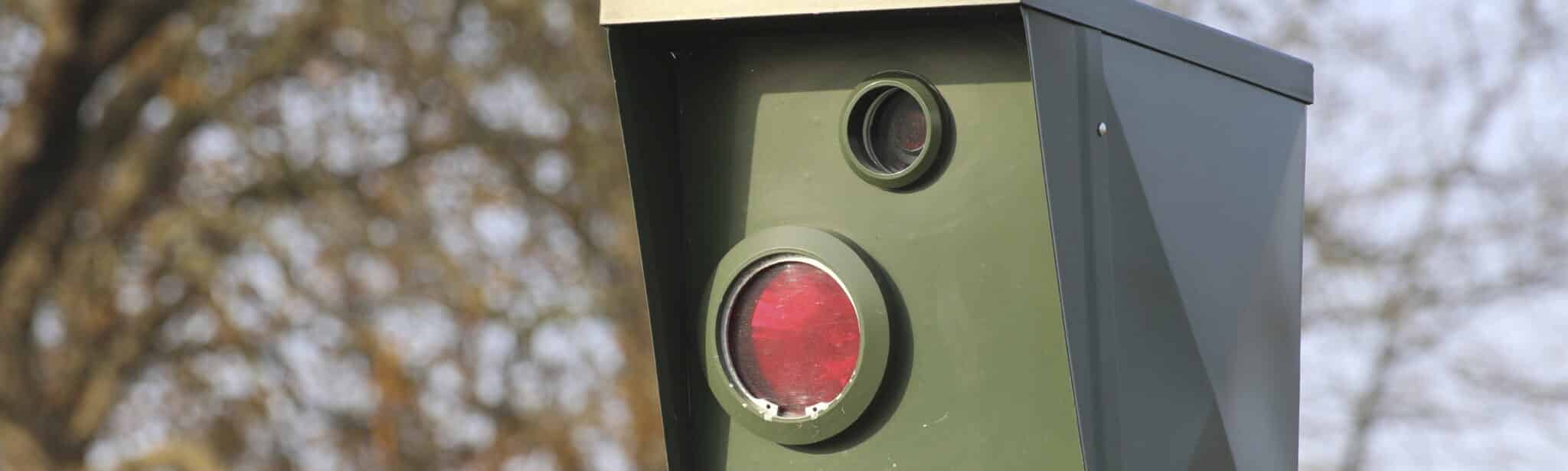 Getarnte Blitzer sind zwar ein Ärgernis für Autofahrer, aber nicht verboten.