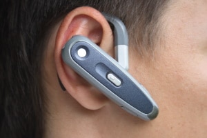 Nutzen Sie Kopfhörer oder ein Headset beim Autofahren, kann dies die Gesprächsqualität verbessern.