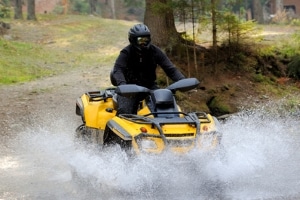 Wer sich nicht an die gesetzlich vorgeschriebene Helmpflicht bei einem Quad hält, riskiert bei einem Unfall nicht nur schwere Verletzungen.