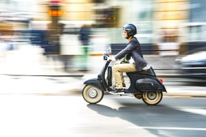 Differenziert der Gesetzgeber bei der Helmpflicht zwischen Mofa, Moped und Motorroller?