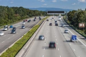 Schreibt der Gesetzgeber eine Höchstgeschwindigkeit auf der Autobahn vor?