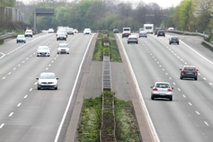 Je nach Fahrzeugtyp variiert sich die vorgeschriebene Höchstgeschwindigkeit außerorts.