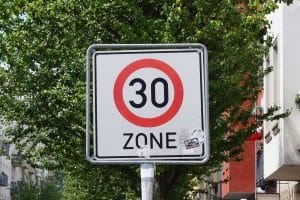Die Höchstgeschwindigkeit kann per Schild angezeigt werden.