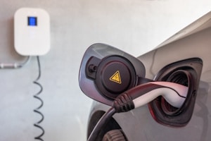 Hybrid-Auto: Das Aufladen kann während der Fahrt oder extern per Plug-In erfolgen.