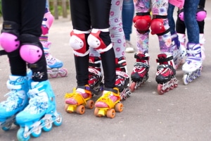 Inline-Skates im Straßenverkehr: Mit der richtigen Ausrüstung lassen sich Verletzungen vermeiden bzw. verringern.