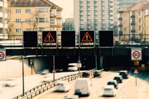 Bußgelder innerorts: Sind sie 16 km/h zu schnell, können auch auf der Autobahn Sanktionen drohen.