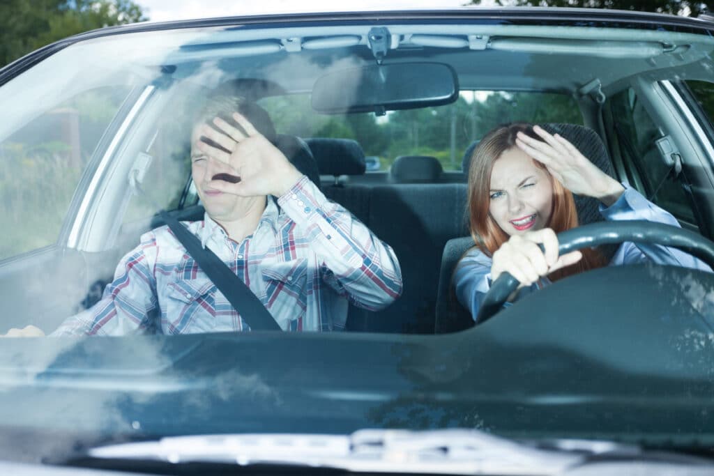 Wer innerorts mit 22 km/h zu schnell geblitzt wurde, muss mit höheren Bußgeldern rechnen als außerorts.